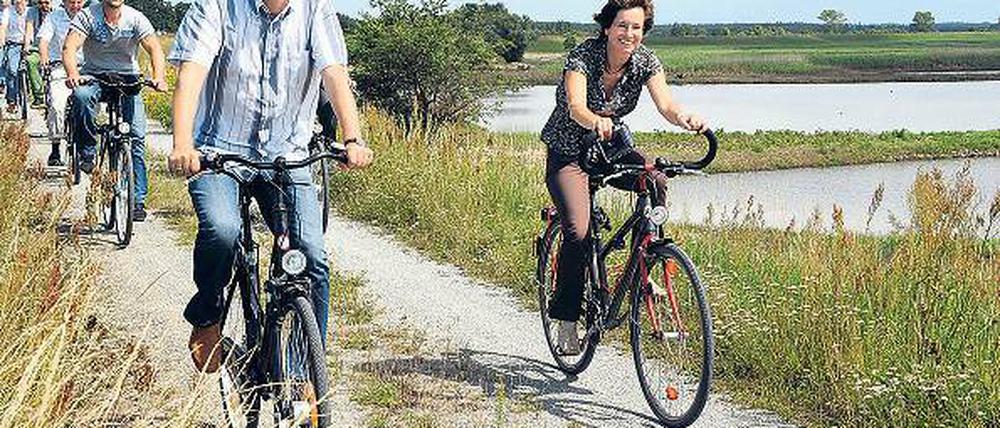 Voll in Fahrt. Der scheidende Regierungschef tourte über den Elbradweg auf dem Deich „Böser Ort“ nahe Lenzen.