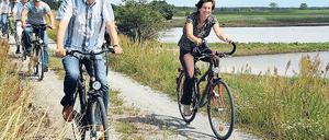 Voll in Fahrt. Der scheidende Regierungschef tourte über den Elbradweg auf dem Deich „Böser Ort“ nahe Lenzen.
