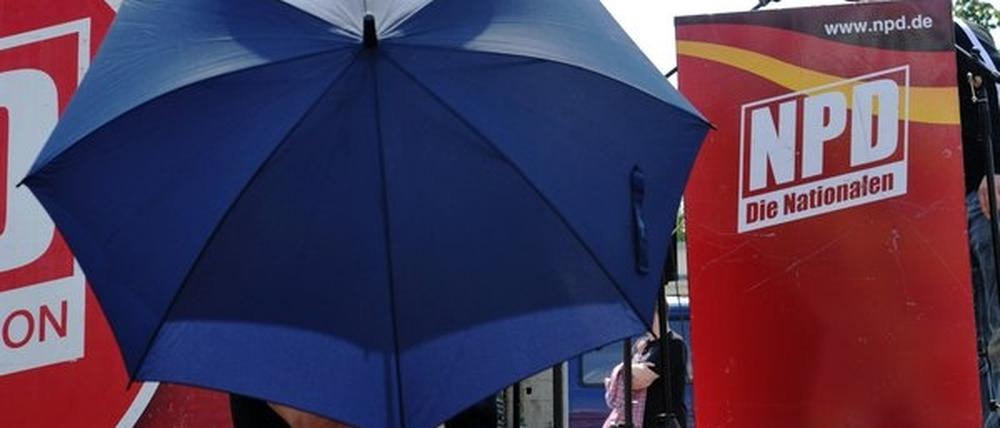 Kein Fußbreit den Faschisten: Die NPD will gegen Flüchtlinge hetzen - die stellen sich der Kundgebung in Eisenhüttenstadt entgegen..