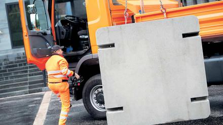 Wie beim Zahnarzt. Die Betonplomben, die erstmals im vergangenen Oktober von Verkehrsminister Peter Ramsauer (CDU) vorgestellt wurden, kamen bereits versuchsweise auf der A9 zum Einsatz. Experten der Bundesanstalt für Straßenwesen haben jetzt ein noch schnelleres Verfahren mit runden Plomben für Schlaglöcher entwickelt.