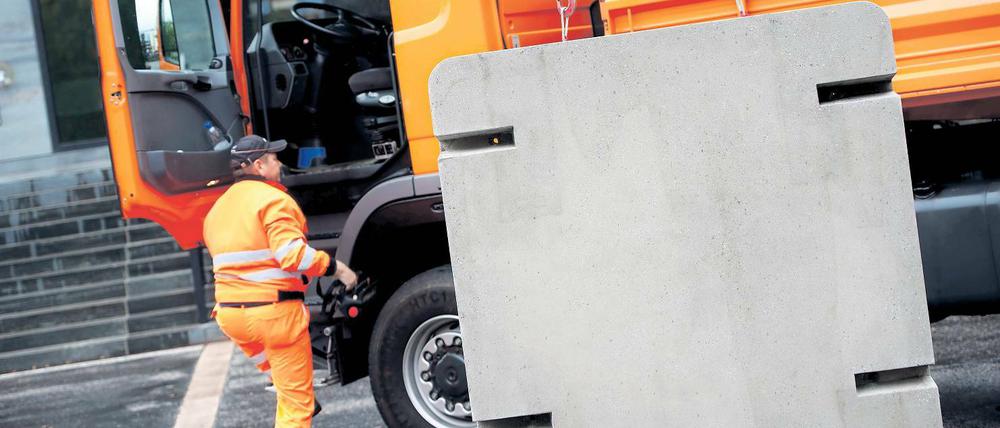 Wie beim Zahnarzt. Die Betonplomben, die erstmals im vergangenen Oktober von Verkehrsminister Peter Ramsauer (CDU) vorgestellt wurden, kamen bereits versuchsweise auf der A9 zum Einsatz. Experten der Bundesanstalt für Straßenwesen haben jetzt ein noch schnelleres Verfahren mit runden Plomben für Schlaglöcher entwickelt.