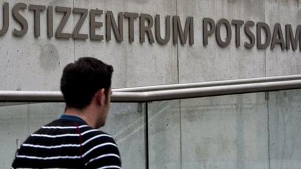 Zu Geldstrafe und Bewährung wurde ein 25-Jähriger am Mittwoch in Potsdam verurteilt. Er hatte vor einem Jahr mit seinem Auto ein vierjähriges Mädchen erfasst und dabei tödlich verletzt.