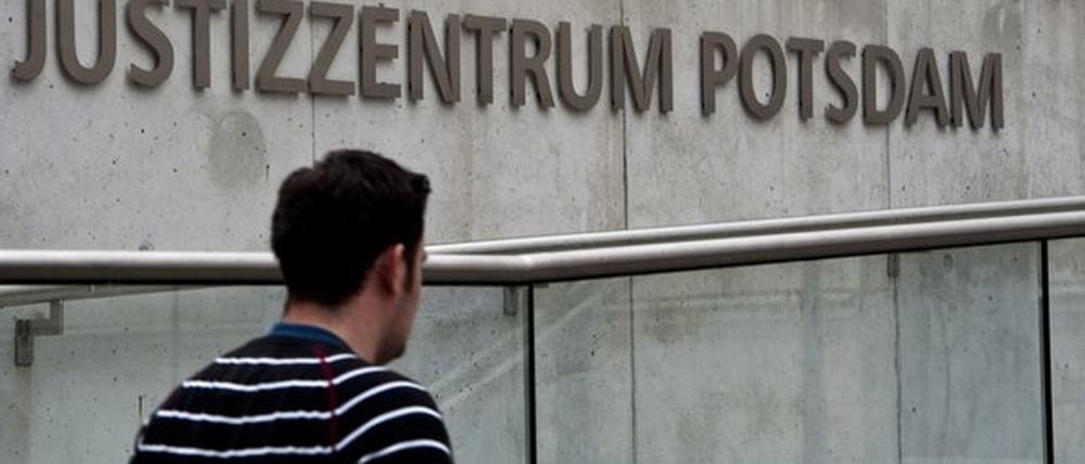 Zu Geldstrafe und Bewährung wurde ein 25-Jähriger am Mittwoch in Potsdam verurteilt. Er hatte vor einem Jahr mit seinem Auto ein vierjähriges Mädchen erfasst und dabei tödlich verletzt.