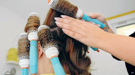 Den Dreh raus: Friseure sollen künftig mehr Geld bekommen.
