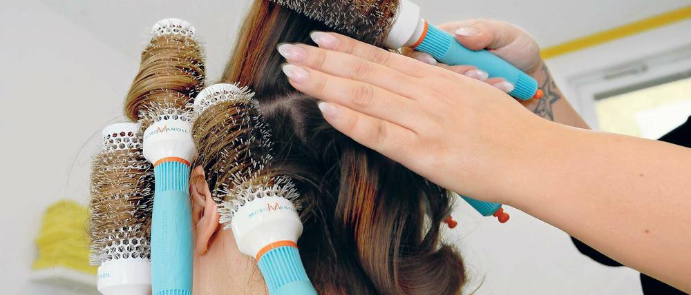 Den Dreh raus: Friseure sollen künftig mehr Geld bekommen.