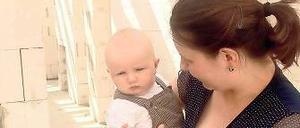 Vorfreude. Der fünf Monate alte Anton besichtigt zum Richtfest die neue Kita.