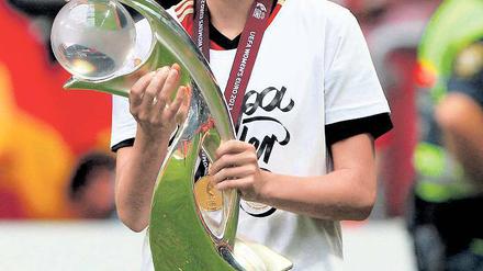 Potsdamerin mit Pokal. Europameisterin Jennifer Cramer.