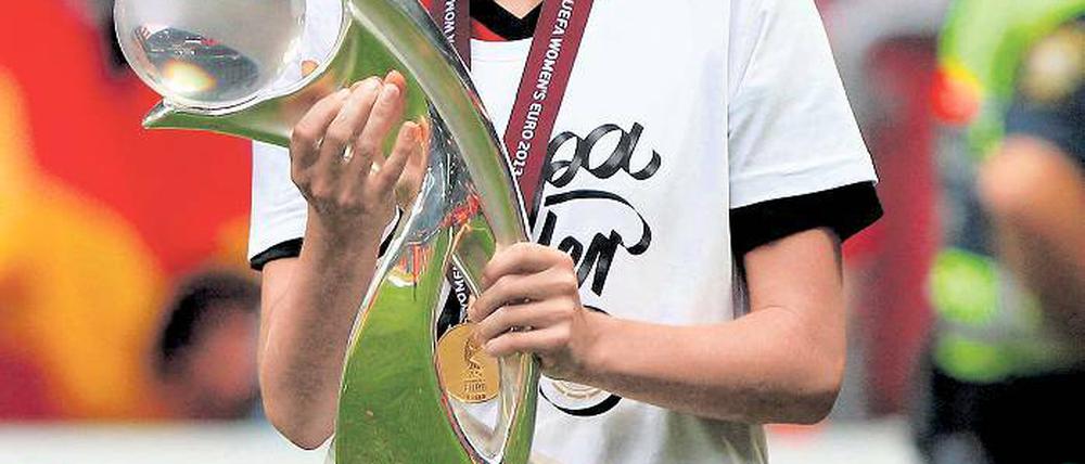 Potsdamerin mit Pokal. Europameisterin Jennifer Cramer.