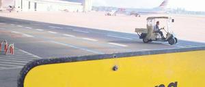 Nicht ganz dicht. Am Flughafen Tempelhof bröckelt nicht nur das Dach.