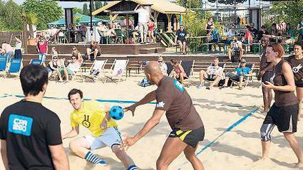 Raus bist du! Die Völkerball-Regeln sind den meisten noch gut aus dem Schulsport bekannt. Doch bei der Strand-WM geht es nicht darum, sich in die Pause zu retten.