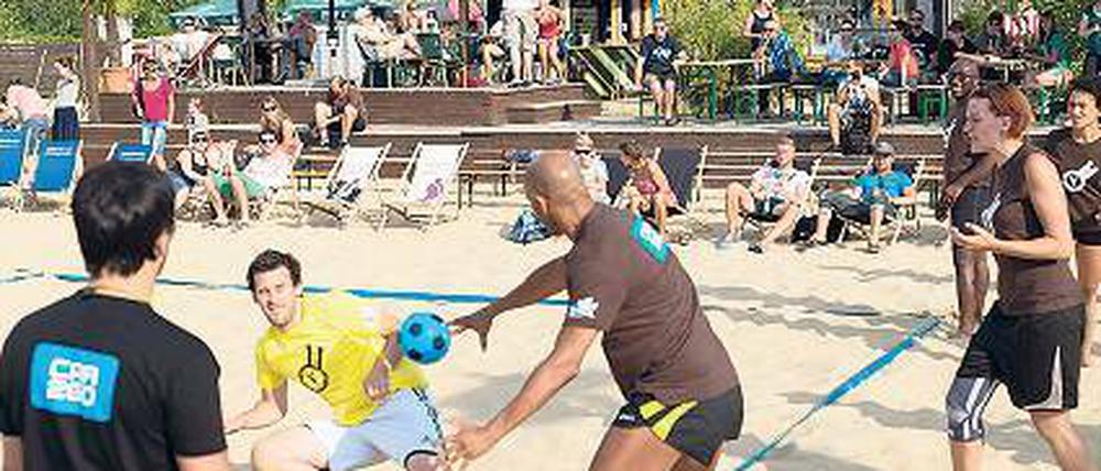 Raus bist du! Die Völkerball-Regeln sind den meisten noch gut aus dem Schulsport bekannt. Doch bei der Strand-WM geht es nicht darum, sich in die Pause zu retten.