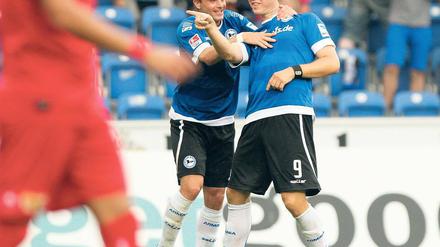 Ausgleich. Bielefelds Fabian Klos (r.) wird nach dem 1:1 von Tom Schütz geherzt.