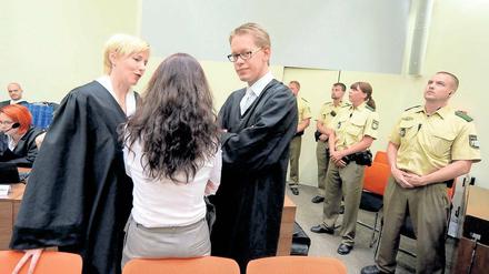 Weggemobbt. Anwälte Anja Sturm mit ihrer Mandantin Beate Zschäpe im Gerichtssaal in München.