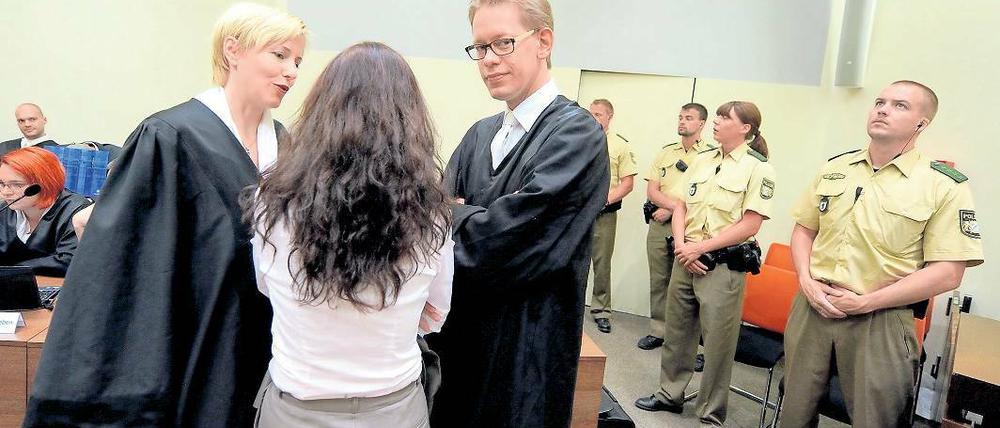 Weggemobbt. Anwälte Anja Sturm mit ihrer Mandantin Beate Zschäpe im Gerichtssaal in München.