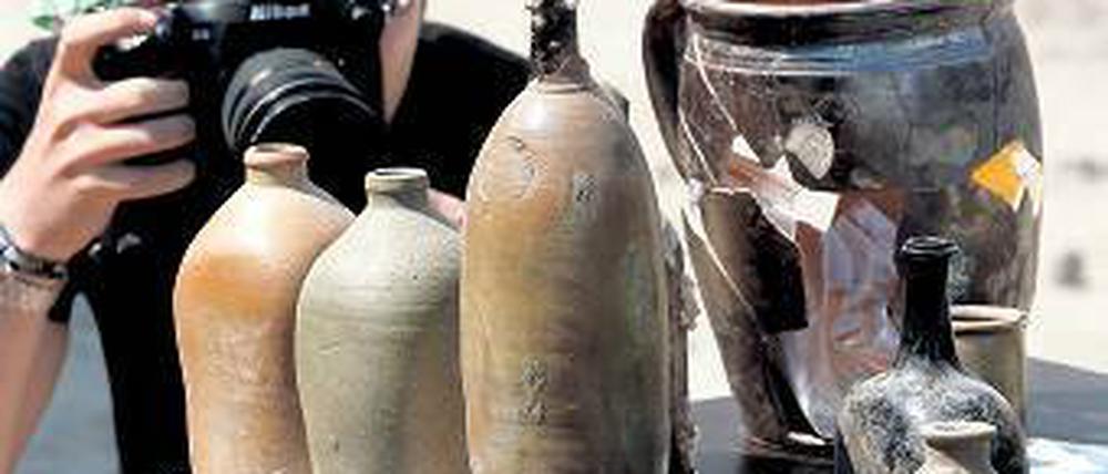 Nicht schön, aber selten. Das hier sind nämlich keine ollen Vasen. Sondern archäologisch wertvolle Fundstücke.