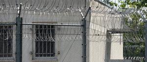 Unmenschliche Bedingungen im Abschiebeknast: Vier Insassen gingen in den Hngerstreik, jetzt ist einer von ihnen abgeschoben worden.