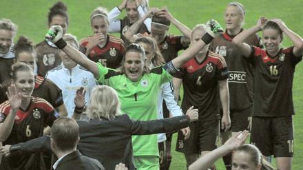 Freuen sich ganz ohne männliche Unterstützung: Deutschlands DFB-Frauen.