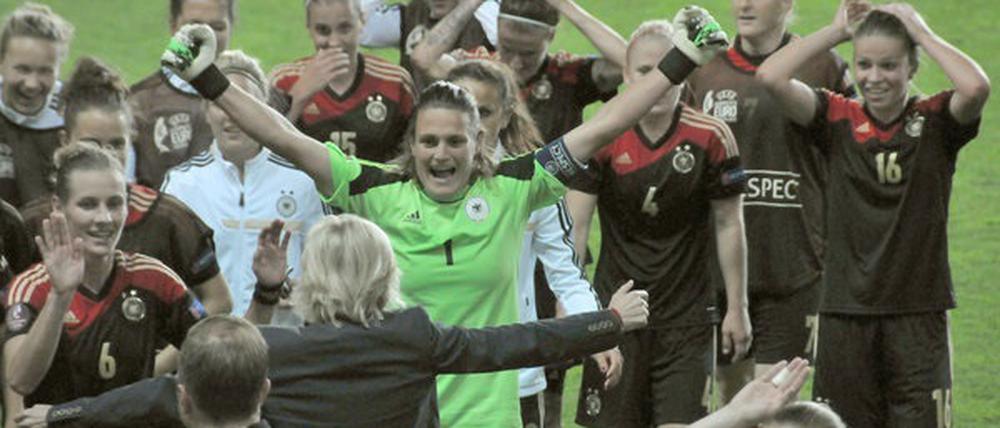 Freuen sich ganz ohne männliche Unterstützung: Deutschlands DFB-Frauen.