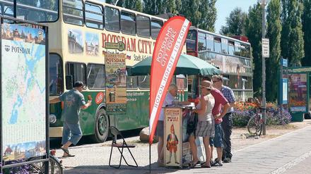 Welcher Bus ist der richtige? Touristen haben bei Stadtrundfahrten die Wahl zwischen mehreren Anbietern – jeder versucht am Hauptbahnhof, die Reisenden in seine Vehikel zu locken.