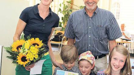 Begrüßung vom Oberbürgermeister. Aus dem sächsischen Radebeul kam die fünfköpfige Familie, mit der Potsdam die 160 000er-Marke knackt. Oberbürgermeister Jann Jakobs (r.) begrüßte die Zuzügler am Donnerstag.