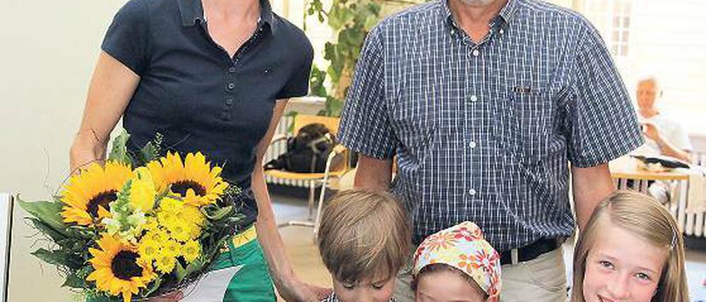 Begrüßung vom Oberbürgermeister. Aus dem sächsischen Radebeul kam die fünfköpfige Familie, mit der Potsdam die 160 000er-Marke knackt. Oberbürgermeister Jann Jakobs (r.) begrüßte die Zuzügler am Donnerstag.