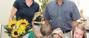 Begrüßung vom Oberbürgermeister. Aus dem sächsischen Radebeul kam die fünfköpfige Familie, mit der Potsdam die 160 000er-Marke knackt. Oberbürgermeister Jann Jakobs (r.) begrüßte die Zuzügler am Donnerstag.