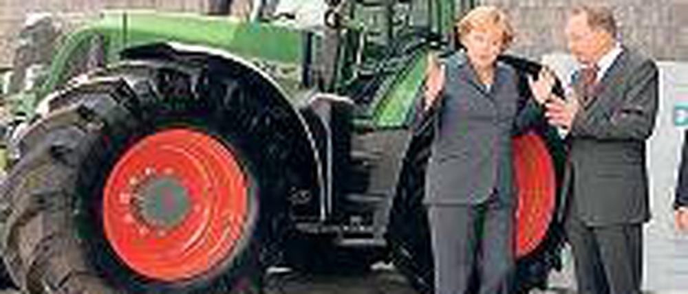 Freizeitbäuerin. Wie groß die Knollen von Angela Merkel, hier mit Bauerverbandschef Gerd Sonnleitner, werden ist unbekannt.