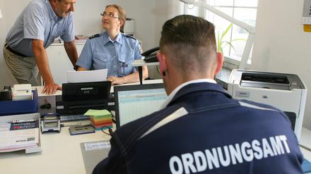 Wer berät hier wen? Oberbürgermeister Jann Jakobs lässt sich die neue Anlaufstelle erklären.