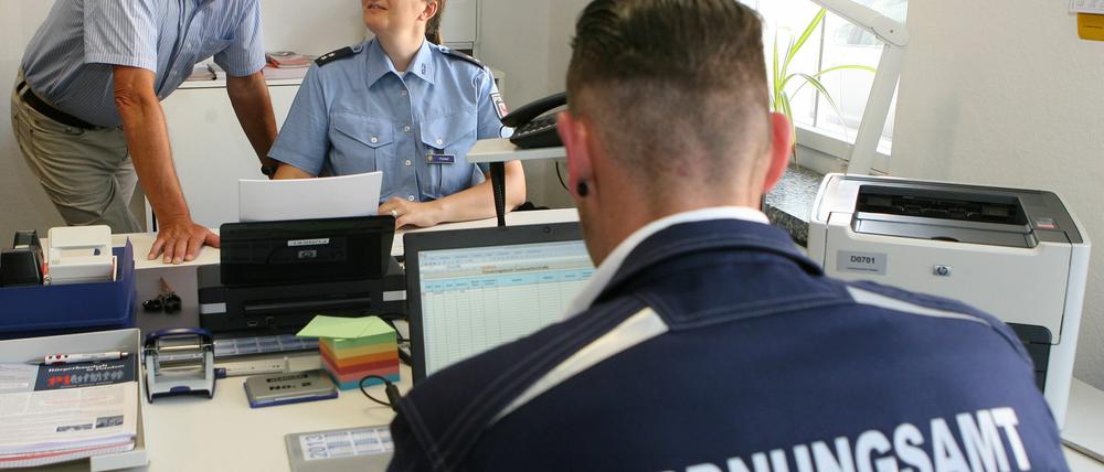 Wer berät hier wen? Oberbürgermeister Jann Jakobs lässt sich die neue Anlaufstelle erklären.
