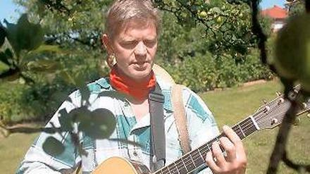 Im Garten lachen. Sänger Karsten Perenz bietet Werderaner Musikkabarett.