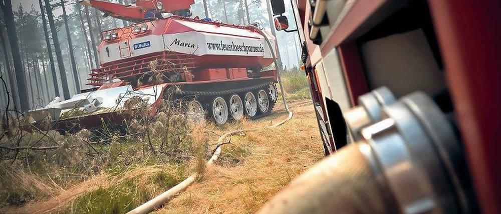 Noch vor Ort. Auch am gestrigen Montag stand ein noch Feuerlöschpanzer zum Einsatz bereit.