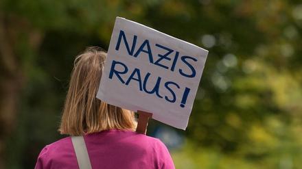 Nazis gar nicht erst zu Wort kommen lassen: Gegen ein geplantes rechtsrock-Konzert werden jetzt Shuttlebusse für Gegendemonstranten eingesetzt.