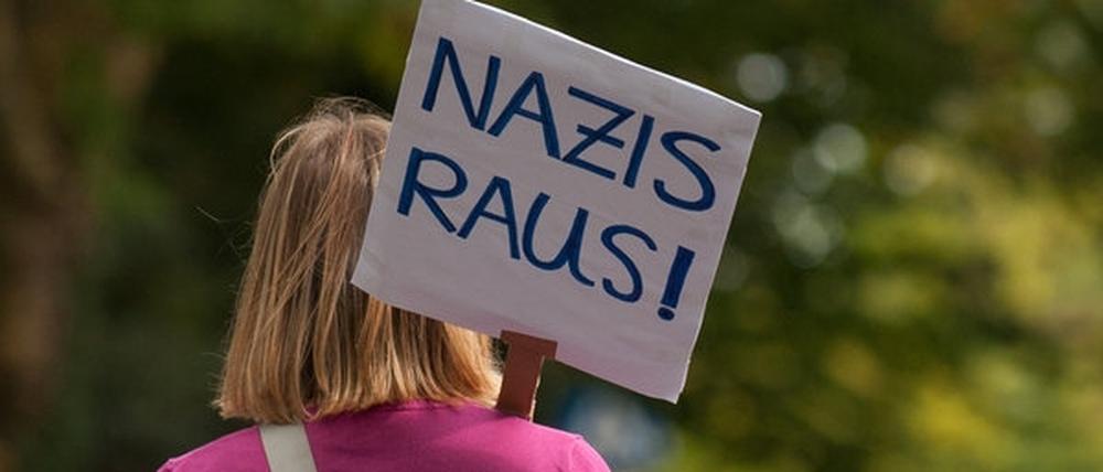 Nazis gar nicht erst zu Wort kommen lassen: Gegen ein geplantes rechtsrock-Konzert werden jetzt Shuttlebusse für Gegendemonstranten eingesetzt.