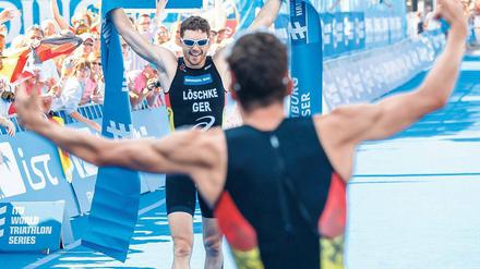Auf der Ziellinie. Der Potsdamer Triathlet Franz Löschke gewann in Hamburg mit der Mixed-Staffel den WM-Titel. Sein Teamkollege Jan Frodeno freute sich mit ihm.