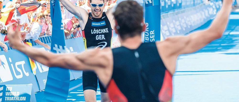 Auf der Ziellinie. Der Potsdamer Triathlet Franz Löschke gewann in Hamburg mit der Mixed-Staffel den WM-Titel. Sein Teamkollege Jan Frodeno freute sich mit ihm.