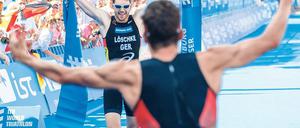 Auf der Ziellinie. Der Potsdamer Triathlet Franz Löschke gewann in Hamburg mit der Mixed-Staffel den WM-Titel. Sein Teamkollege Jan Frodeno freute sich mit ihm.
