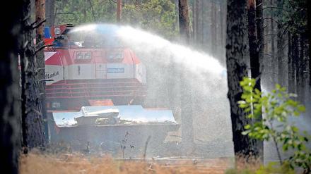 Nur mit Panzer. Für normale Einsatzwagen der Feuerwehr ist die Gefahr zu groß. Dort liegen viele alte Granaten im Boden.
