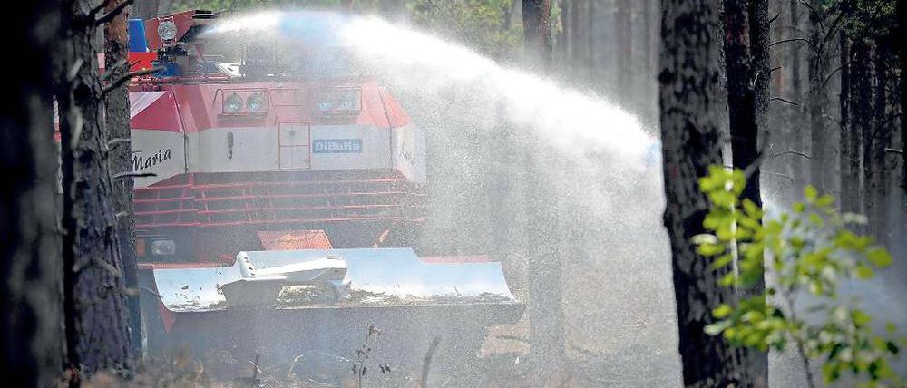 Nur mit Panzer. Für normale Einsatzwagen der Feuerwehr ist die Gefahr zu groß. Dort liegen viele alte Granaten im Boden.
