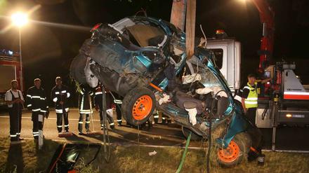 Schwerer Unfall bei Seelow. Drei Mensche starben, als das Auto in einer Kurve gegen einen Baum prallte.
