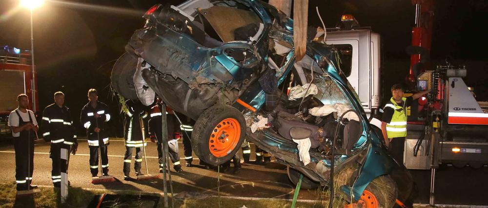 Schwerer Unfall bei Seelow. Drei Mensche starben, als das Auto in einer Kurve gegen einen Baum prallte.