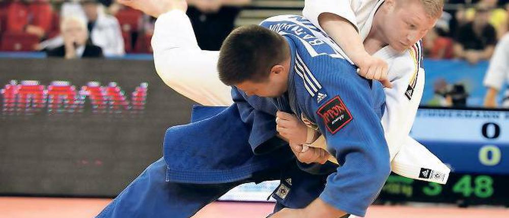 Auf Medaillenkurs. Robert Zimmermann (weiße Kleidung) – hier in Budapest im EM-Kampf gegen den Ungarn Balazs Bor – rechnet sich beim Grand Slam in Moskau Edelmetall aus.