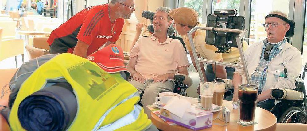 Pause in Potsdam. Robert Kik mit Jan Grabowski, Pfleger Stephan Wieschalla und Birger Westphal. (v.l.) „Diese Pilgerreise hatte ich meinem Vater noch versprochen.“