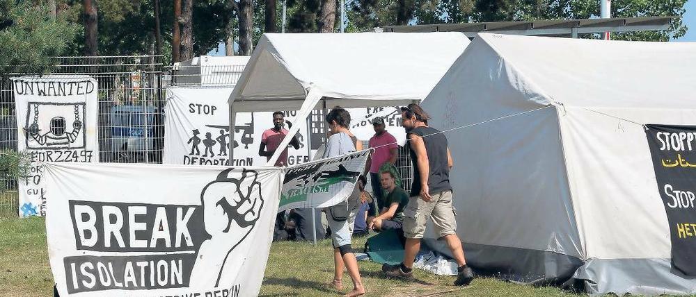 Protestcamp. Eine Initiative unterstützt die Ausländer in Eisenhüttenstadt.