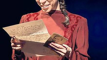 Ein trügerischer Moment des Glücks. Rose (Ana Mena) erhält einen Brief ihres Verlobten mit einem Heiratsantrag. Doch der ist inzwischen schon im Krieg gefallen.