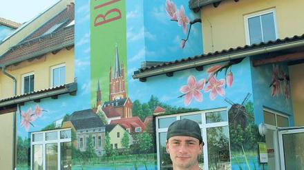 Alles gesprayt. Auf 120 Quadratmetern hat Mathias Philipp die Fassade des Seniorenparks am Strengfeld mit den Wahrzeichen Werders gestaltet. Bei den Bewohnern kam die Aktion gut an.