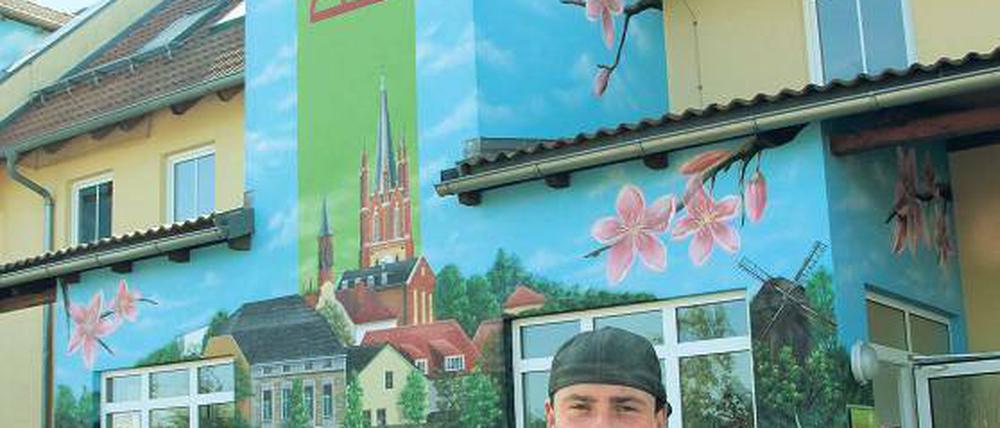 Alles gesprayt. Auf 120 Quadratmetern hat Mathias Philipp die Fassade des Seniorenparks am Strengfeld mit den Wahrzeichen Werders gestaltet. Bei den Bewohnern kam die Aktion gut an.