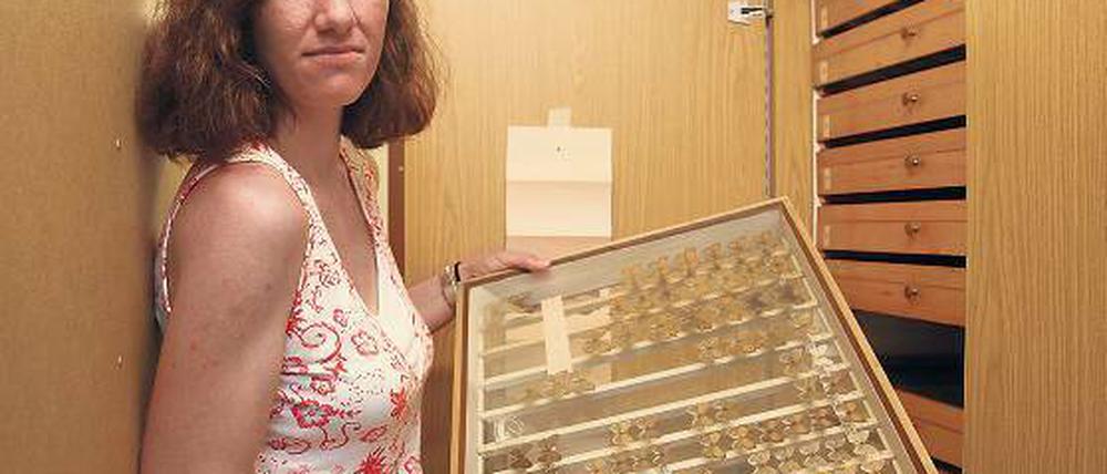 Schaukasten. Birgit Jaenicke im Magazin des Naturkundemuseums.