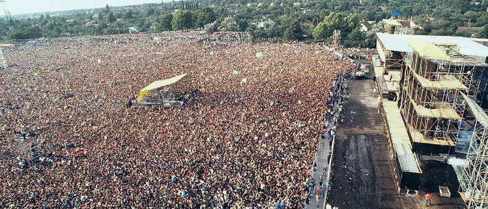 Konzert der Superlative. Bis zu 500 000 Menschen sollen am 19. Juli 1988 im Publikum gewesen sein, als Bruce Springsteen sein erstes und einziges Konzert in der DDR gab.