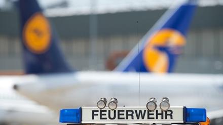 Notfallübung von Feuerwehr, Rettungskräften und Polizei am Flughafen Tegel: Die Technik der Flughafenfeuerwehr ist veraltet.