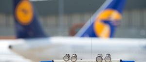 Notfallübung von Feuerwehr, Rettungskräften und Polizei am Flughafen Tegel: Die Technik der Flughafenfeuerwehr ist veraltet.